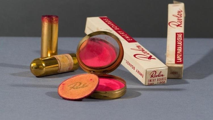 O batom vermelho original da Revlon e o kajal que Frida Kahlo usava para definir sua sobrancelha estão à mostra em Londres - Victoria and Albert Museum - Victoria and Albert Museum