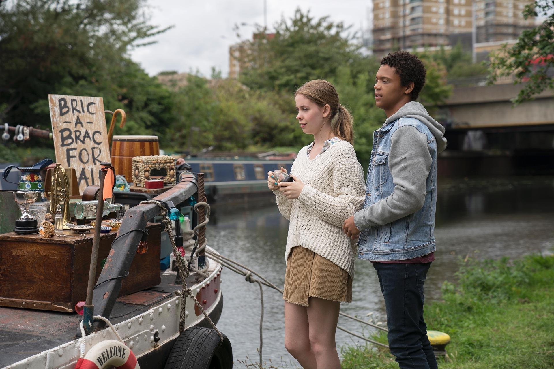 June (Sorcha Groundsell) e Harry (Percelle Ascott) em cena de "Os Inocentes", da Netflix - Divulgação/Netflix