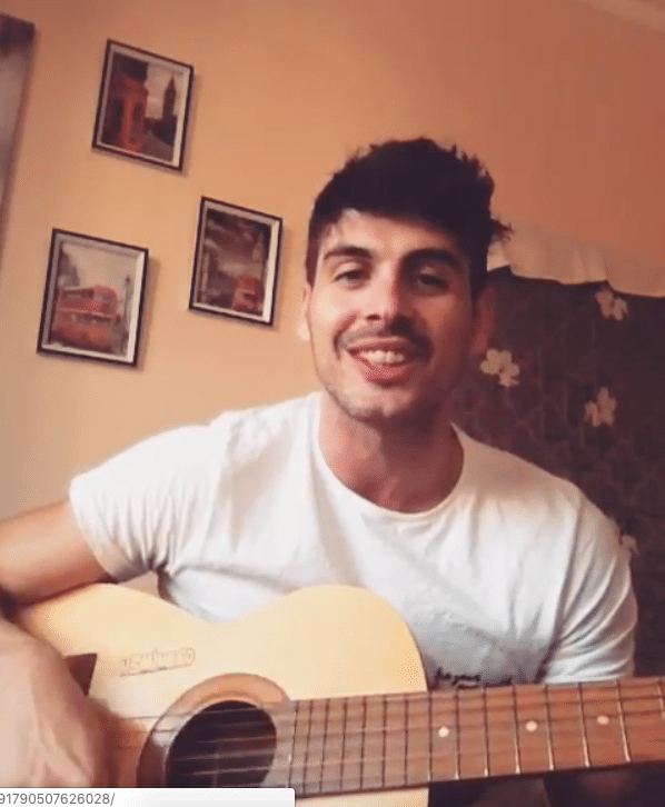 Maycon gosta de tocar violão e cantar - Reprodução/Instagram