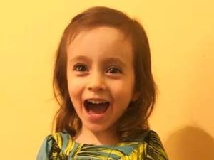 Sofia Gilberto, 3 anos, e travessa de brigadeiro para o avô, João Gilberto - Reprodução/Facebook - Reprodução/Facebook