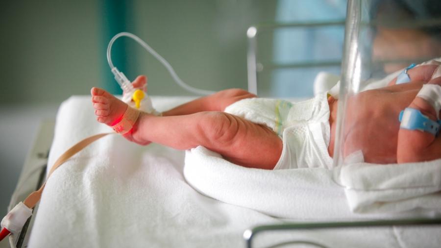 Mães de bebês prematuros podem se sentir muito solitárias - iStock