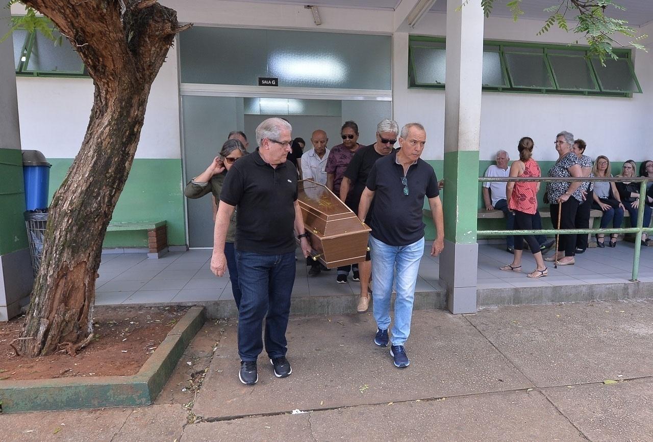 Caixão de Zilda Cardoso deixa sala de velório no cemitério São Pedro - Francisco Cepeda/AgNews