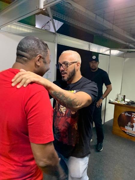 Netinho e Belo se encontram no camarim - Ale Tavares
