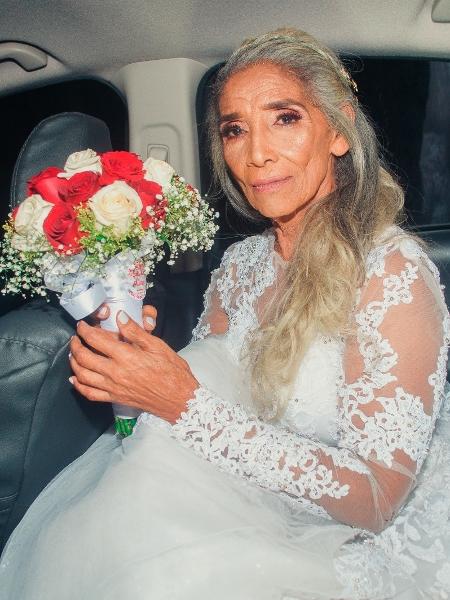 Helena Gonçalves, 70 anos, espera no carro para entrar em seu casamento - Arquivo Pessoal