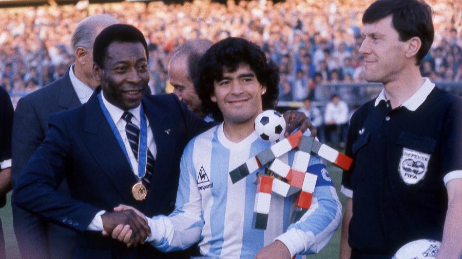 Pelé e Diego Maradona em amistoso entre Itália e Argentina em 1990, na Suíça - Alessandro Sabattini/Getty Images
