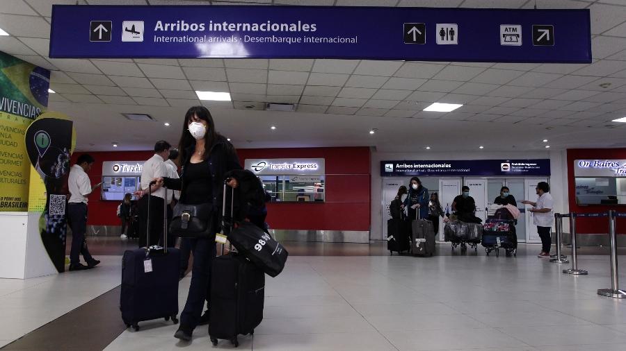 Passageiros chegam ao Aeroporto Internacional de Buenos Aires: Brasileiros serão desobrigados de testes e quarentena se estiverem imunizados contra a covid-19 - Getty Images