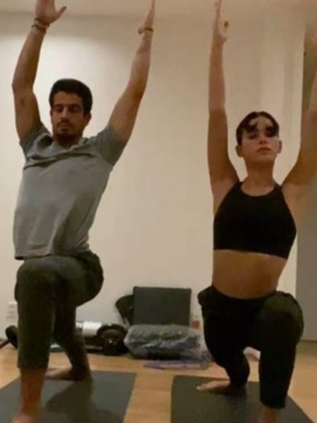 Enzo Celulari e Bruna Marquezine praticando ioga - Reprodução/Instagram