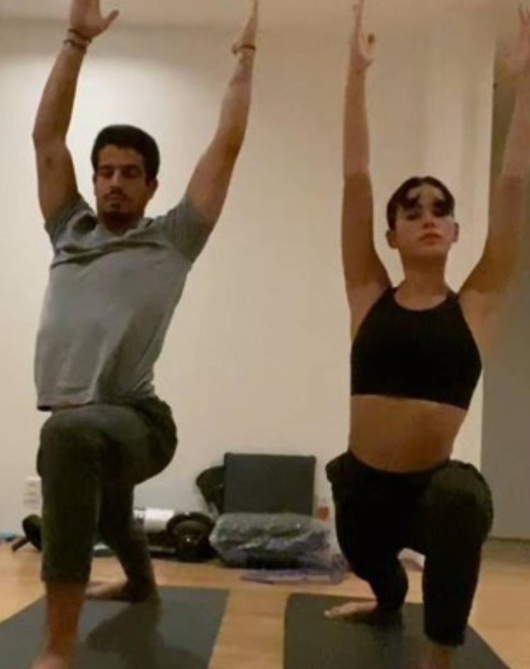 Enzo Celulari e Bruna Marquezine praticam ioga - Reprodução/Instagram - Reprodução/Instagram
