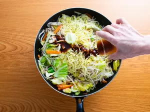 Do yakissoba ao risoto, panela wok é coringa na cozinha; saiba escolher