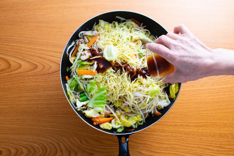 Preparo do yakissoba - molho - Getty Images/iStockphoto - Getty Images/iStockphoto