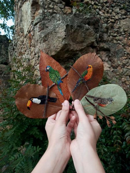 Pássaros bordados por Laura em folhas - Arquivo Pessoal - Arquivo Pessoal