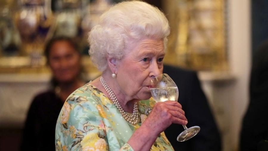 A rainha Elizabeth 2ª chegou a lançar, pelo Palácio Real, uma marca própria de gim e um espumante comemorativo - Yui Mok - WPA Pool/Getty Images