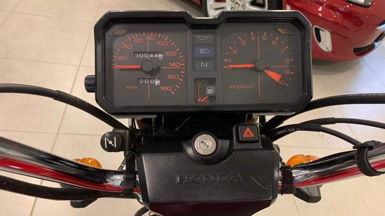 Painel da CB 450 TR 1987 exibe a quilometragem compatível com a de um veículo zero-quilômetro Painel da CB 450 TR 1987 exibe a quilometragem compatível com a de um veículo zero-quilômetro