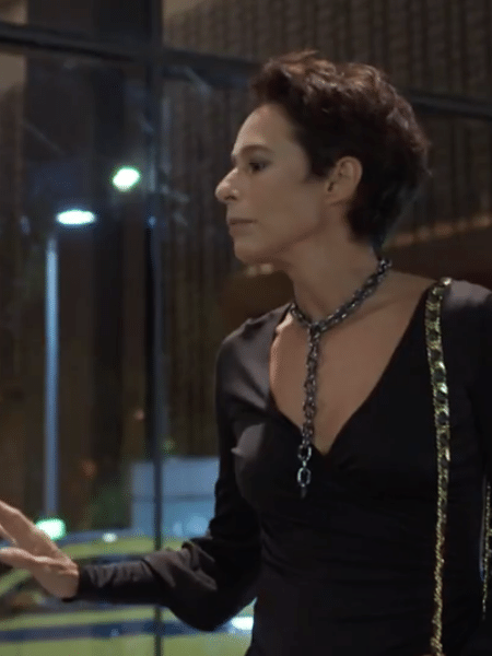 Rebeca (Andréa Beltrão) indignada após tentativa de swing do marido - Reprodução GloboPlay