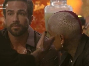 A Fazenda 2021: Erasmo Viana conta para Dynho Alves da morte de Marília Mendonça - Reprodução/Playplus - Reprodução/Playplus