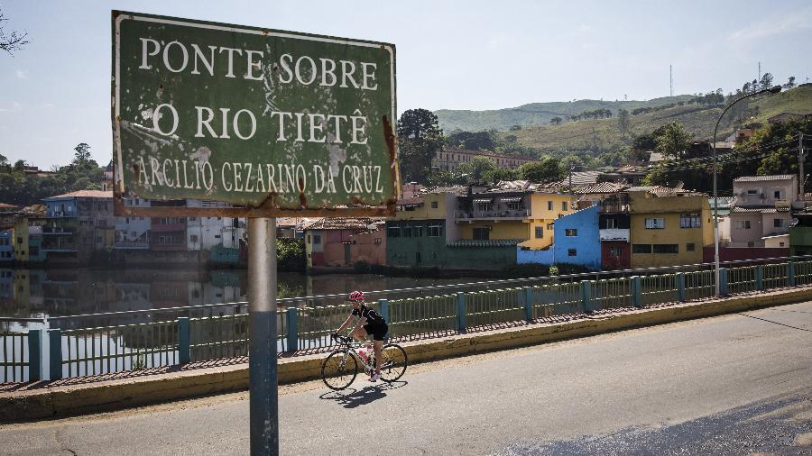 Ciclista na estrada dos Romeiros, em Pirapora do Bom Jesus - Eduardo Knapp/Folhapress