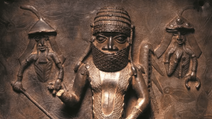 A placa do Benin do chefe Uwangue e comerciantes portugueses é um dos objetos que estão sendo devolvidos à Nigéria - Museu Horniman