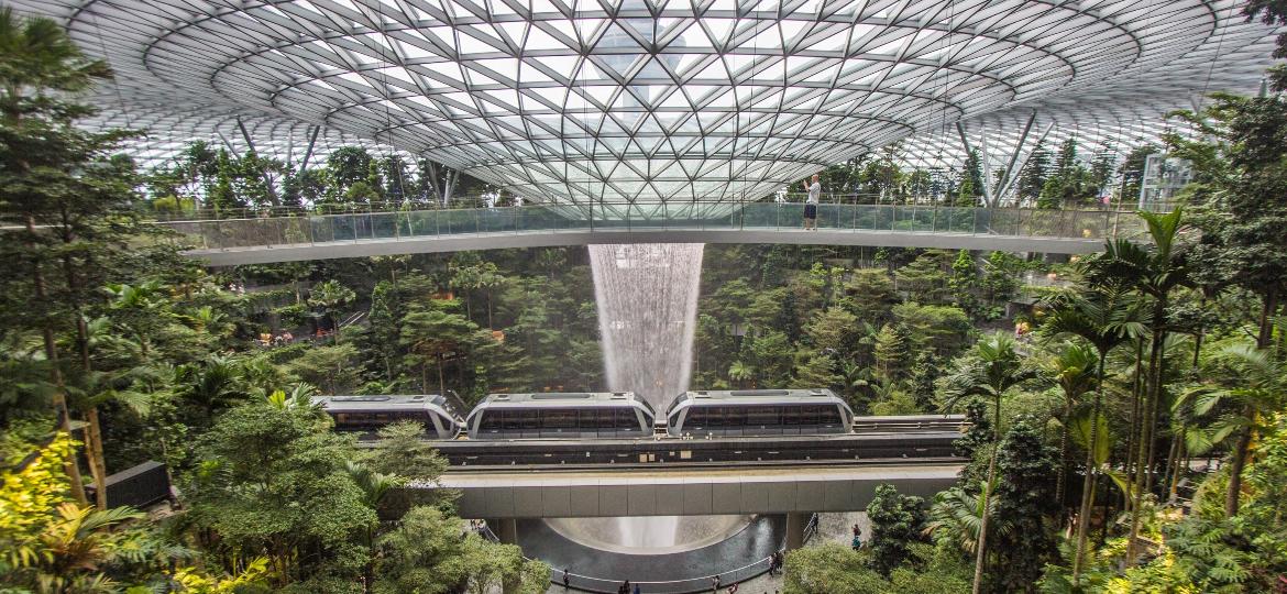 A cachoeira, trem e jardins internos do aerporto de Cingapura - NurPhoto/NurPhoto via Getty Images
