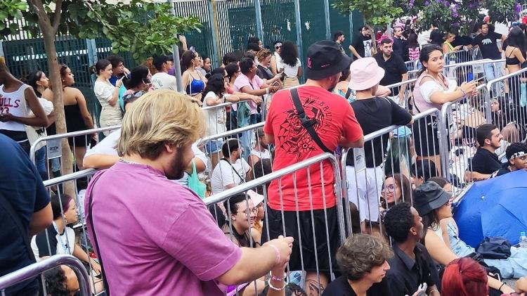 Longa fila se forma na porta do Allianz Parque, em São Paulo, à espera da abertura dos portões para o show do grupo de k-pop Twice
