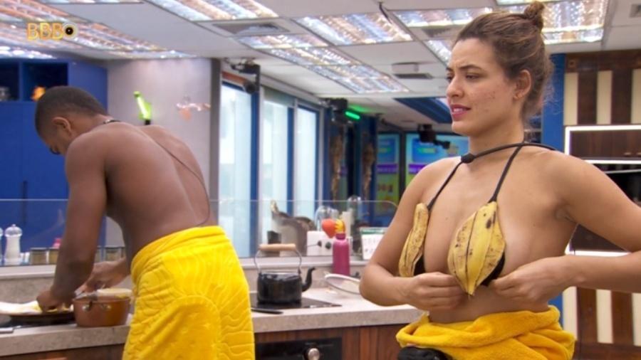 BBB 24: Beatriz cria look com casca de banana BBB 24: Beatriz cria look com casca de banana