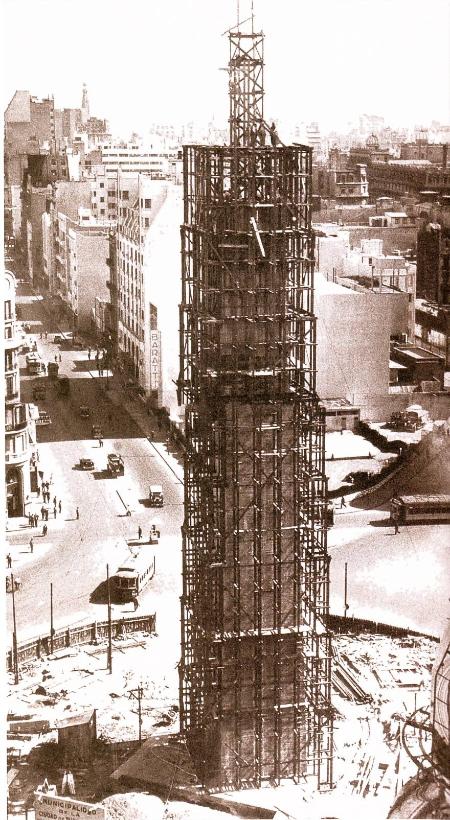 O Obelisco de Buenos Aires, ainda durante construção, em 1936