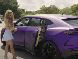 Shakira dará Lamborghini Urus a fã após quase detonar carro em clipe