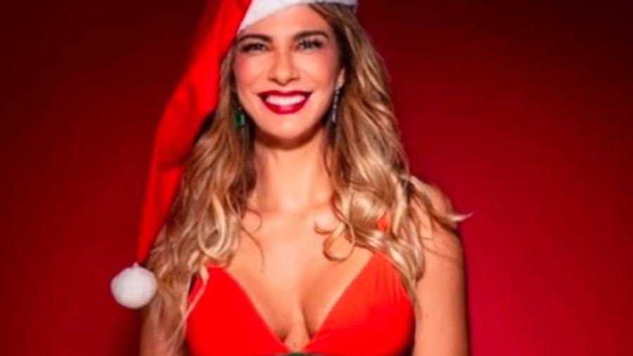  Luciana Gimenez posa de biquíni para comemorar o Natal