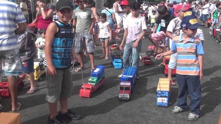 Maior desfile do tipo ocorre anualmente na Festa do Caminhoneiro de Itabaiana, em Sergipe Maior desfile do tipo ocorre anualmente na Festa do Caminhoneiro de Itabaiana, em Sergipe