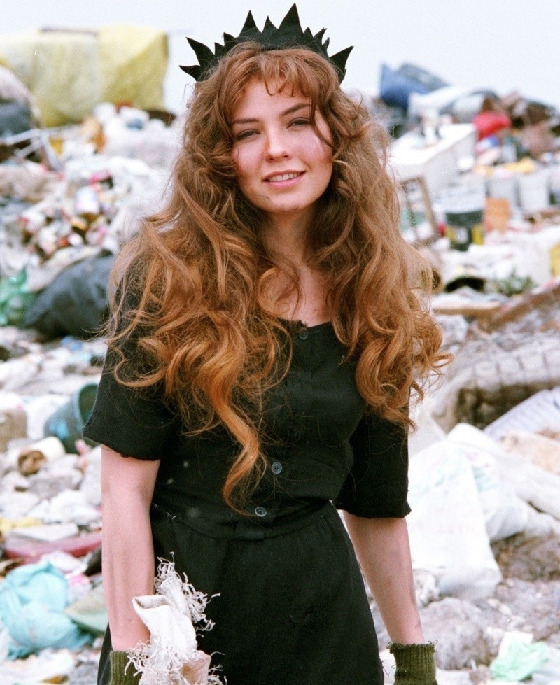 Thalía vestida como Maria do Bairro em lixão