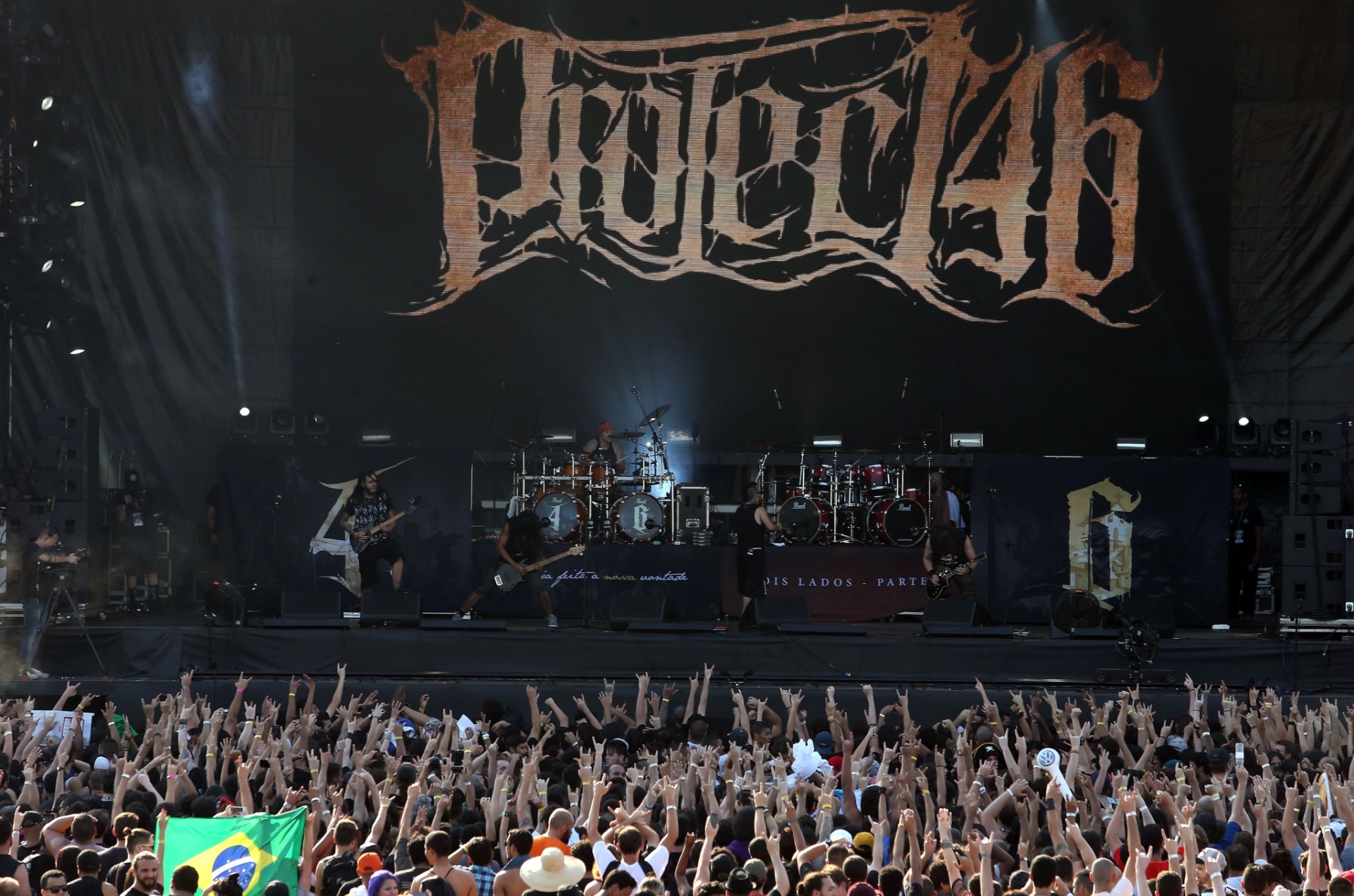 24.set.2015 - Durante sua apresentação no Palco Sunset do Rock in Rio, o John Wayne recebeu a potência de outra banda brasileira em ascensão, Project46 - Fábio Motta/Estadão Conteúdo