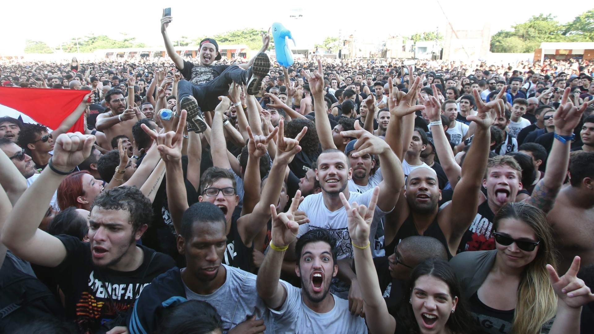 24.set.2015 - Sem pausa nos selfies nem ao ser carregado pela galera, fã curte o Rock in Rio 2015 no segundo dia de festival dedicado ao rock pesado - Marco Antonio Teixeira/UOL