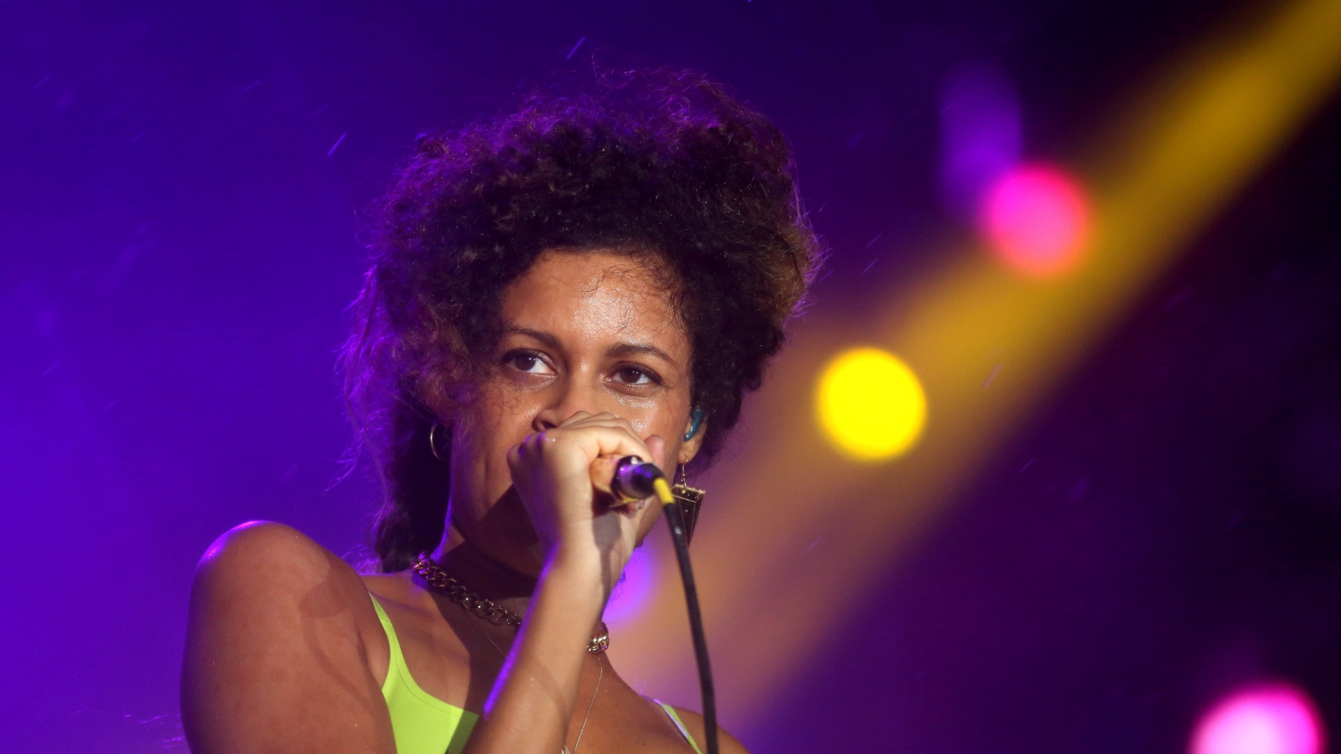 27.set.2015 - Debaixo de forte chuva, o duo AlunaGeorge se apresenta no palco Mundo no último dia do Rock in Rio 2015 - Fernando Maia/UOL
