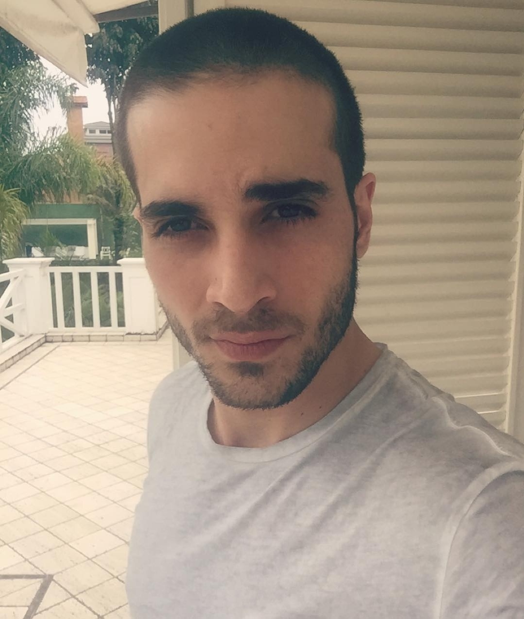 7.dez.2015 - Após ter mudado de visual quatro vezes nos últimos quatro meses, Fiuk fez sua quinta transformação. Desta vez, o ator e cantor desistiu de tingir os cabelos e raspou a cabeça. Ele mostrou o resultado em seu perfil no Instagram e recebeu elogios das fãs. "Careca mais lindo do mundo", escreveu uma seguidora. Entre julho e novembro, o filho de Fábio Jr. tingiu o cabelo de loiro, platinado, azul e roxo - Reprodução/Instagram/fiuk