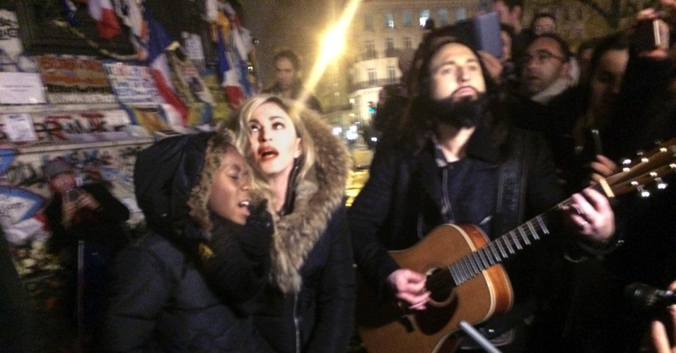 Madonna cantou de surpresa na Praça da República em Paris, ao lado do filho David Banda e o guitarrista Monte Pittman