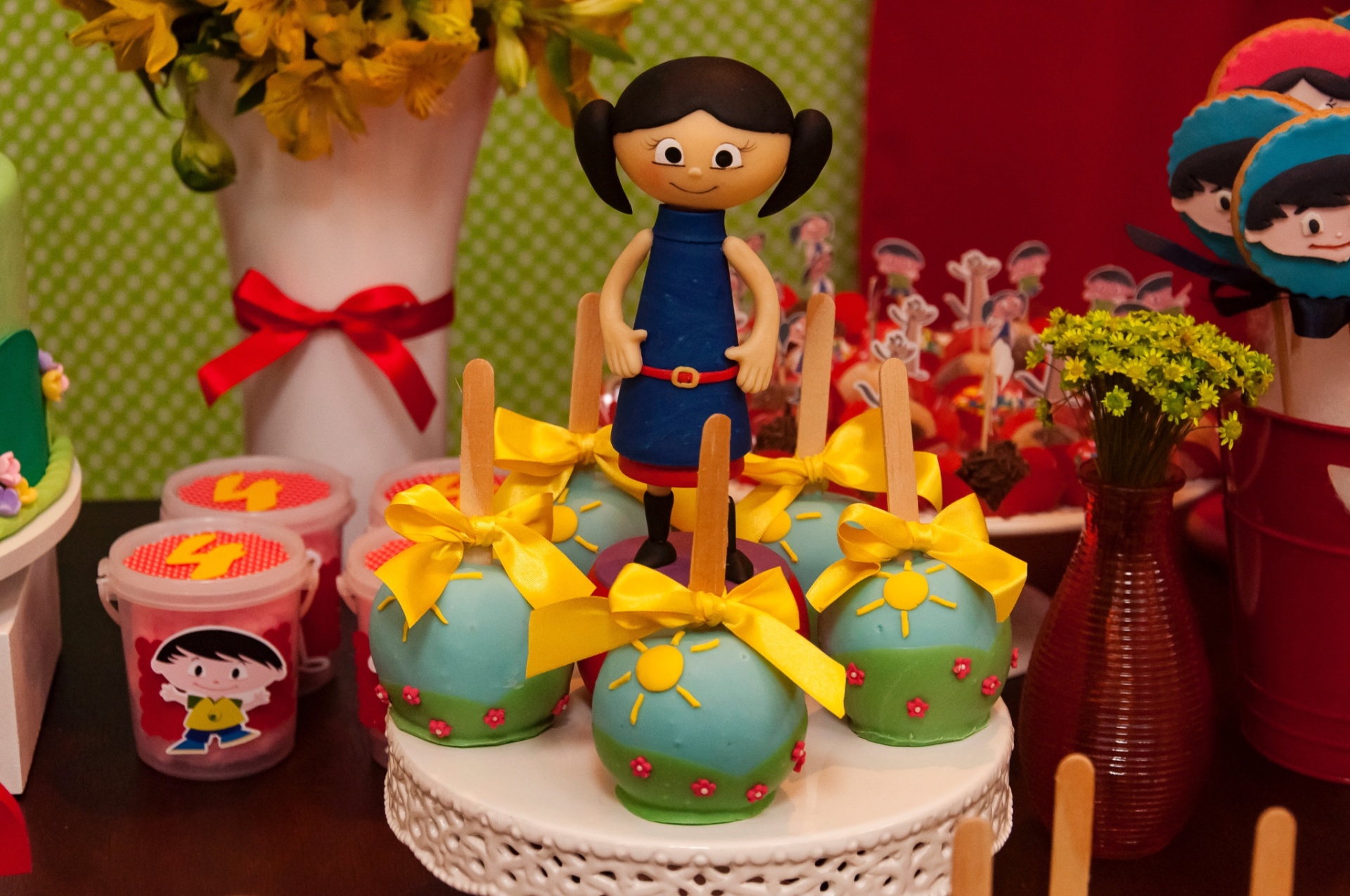 A personagem Luna, confeccionada em biscuit, embeleza o espaço da mesa com as maçãs de chocolate com acabamento de pasta americana, da Claudia Morita - George Montezani Fotografia