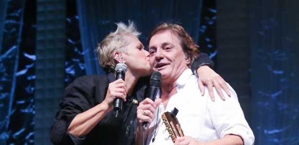 18.mar.2016 - Xuxa beija Fábio Jr. após gravar participação no show do cantor, no Citibank Hall; A pequena peça irá ao ar em seu programa na Record - Manuela Scarpa/Brazil News - Manuela Scarpa/Brazil News