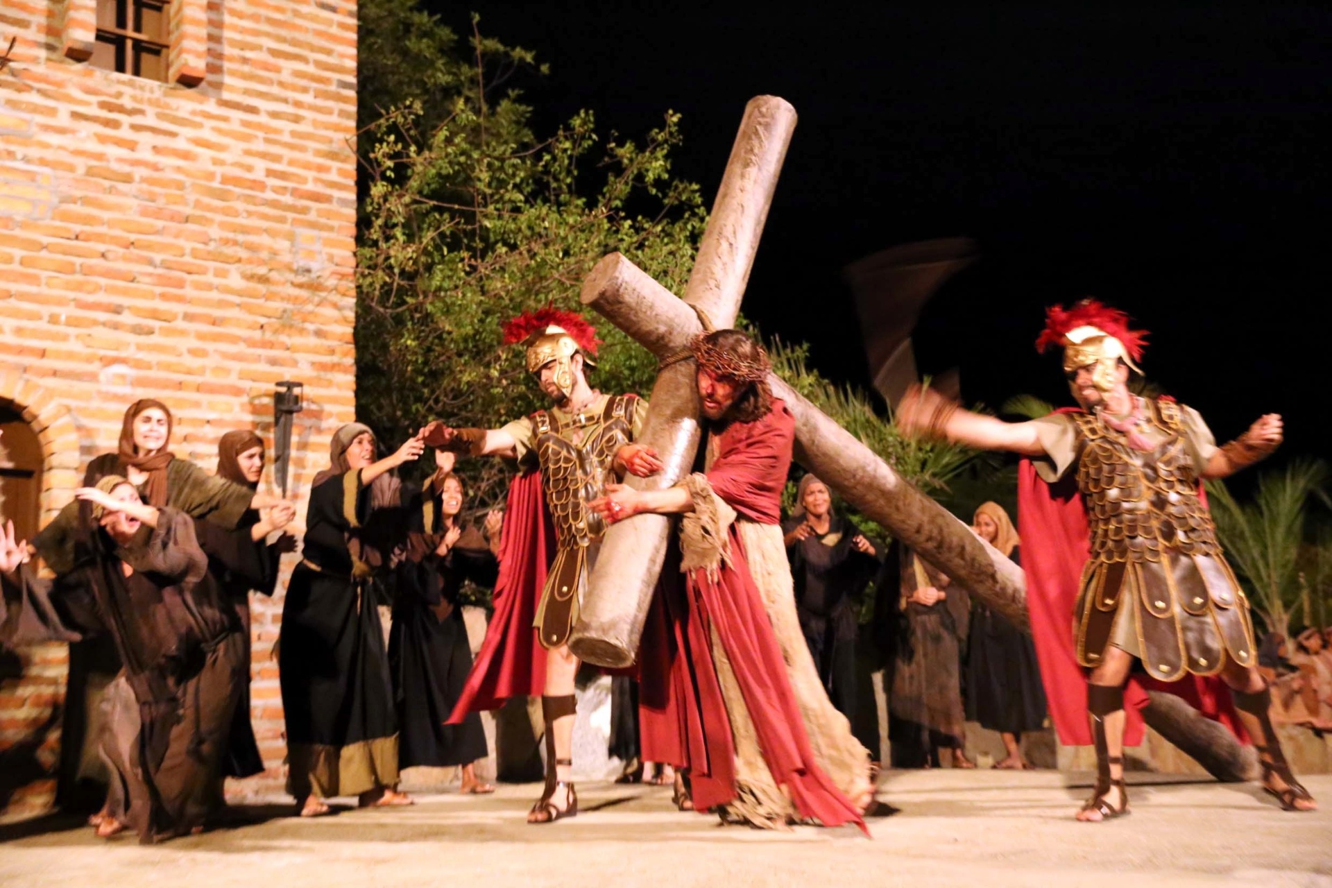 25.mar.2016 - Jesus carrega a sua cruz a caminho do calvário - João Tavares/Divulgação