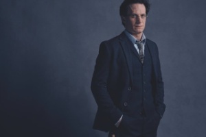 Já viu essa marca na testa em algum lugar? Harry Potter (Jamie Parker) aparece na casa dos 30 anos, nas primeiras fotos de divulgação da peça "Harry Potter e a Criança Amaldiçoada", que estreou em Londres no dia 30 de julho - Harry Potter Theatrical Productions