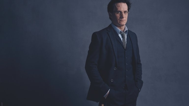 Já viu essa marca na testa em algum lugar? Harry Potter (Jamie Parker) aparece na casa dos 30 anos, nas primeiras fotos de divulgação da peça "Harry Potter e a Criança Amaldiçoada", que estreou em Londres no dia 30 de julho - Harry Potter Theatrical Productions