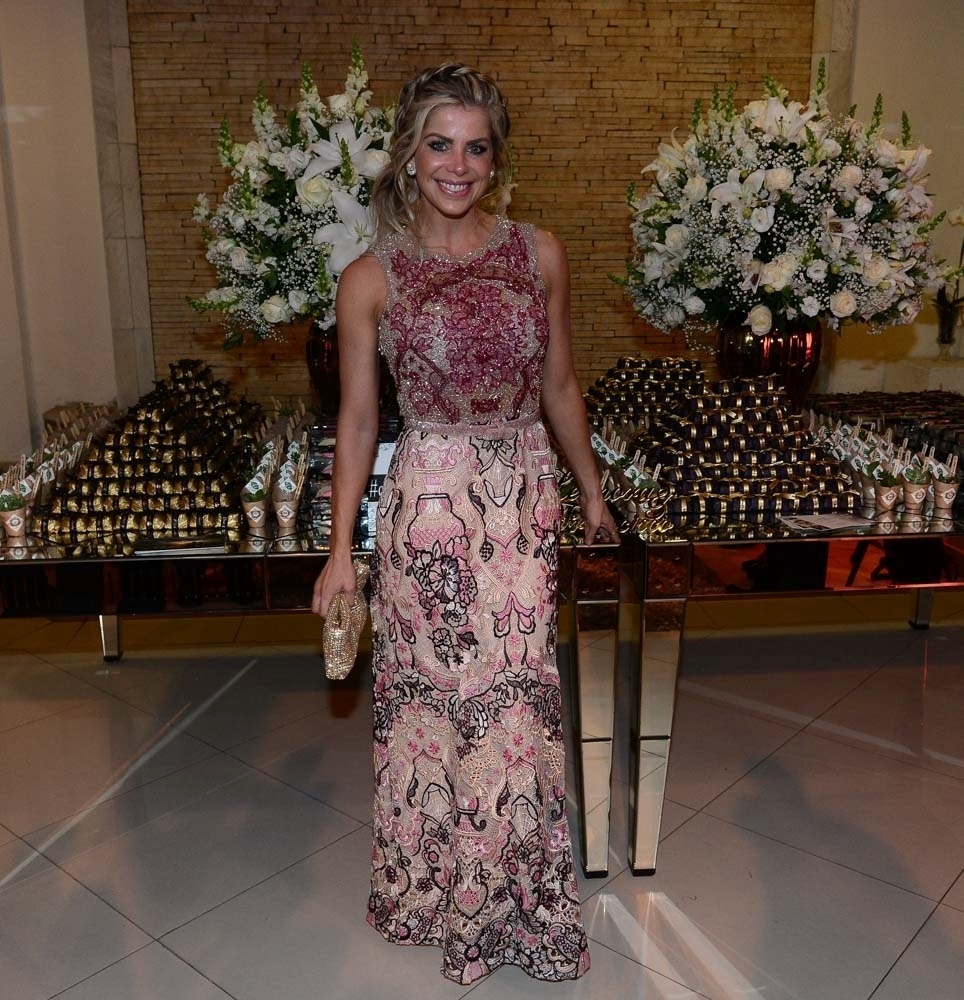 8.jun.2016 - Karina Bacchi posa para fotos no casamento da repórter Léo Áquilla em São Paulo - Francisco Cepeda/AgNews