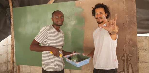 Tatoo (à dir.) posa ao lado de jovem nem sua primeira missão no Haiti, em 2015 - Bruno Santos/Divulgação - Bruno Santos/Divulgação