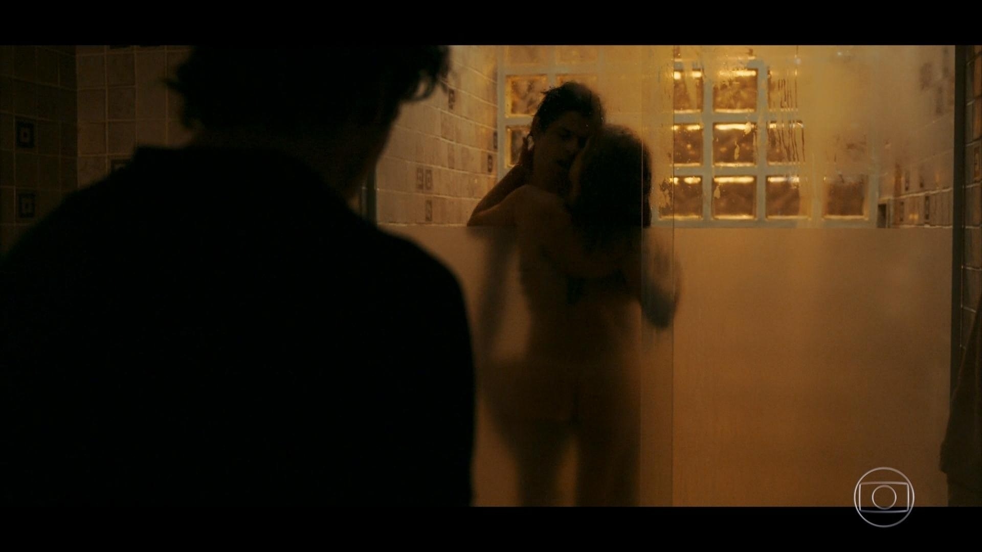 Vicente (Jesuíta Barbosa) flagra Isabela (Marina Ruy Barbosa) tomando banho com Otto (Pedro Lamin) em "Justiça", minissérie da Globo - Reprodução/TV Globo