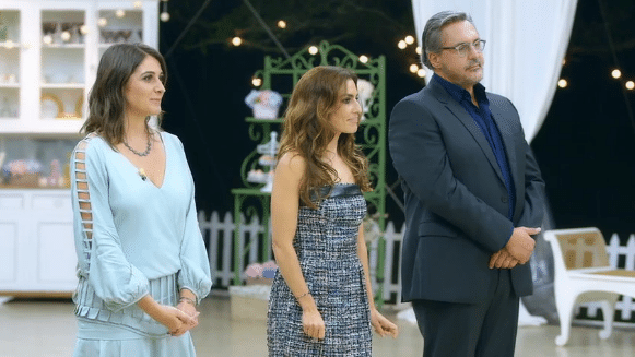 27.ago.2016 - No último episódio, os três finalistas tiveram que preparar o famoso bolo Marta Rocha e tiveram o apoio dos colegas que já tinham sido eliminados - Reprodução/SBT.com.br