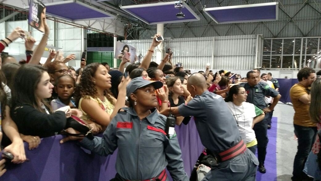 1.set.2016 - Fãs de Kéfera Buchmann na Bienal do Livro de São Paulo na tarde de quinta (1º) - Renata Nogueira/UOL