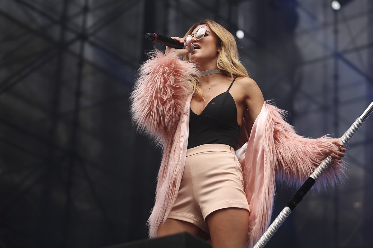 10.dez.2016 - De shortinho e casaco, Manu Gavassi abre o Z Festival, no Allianz, em São Paulo - Iwi Onodera/Brazil News