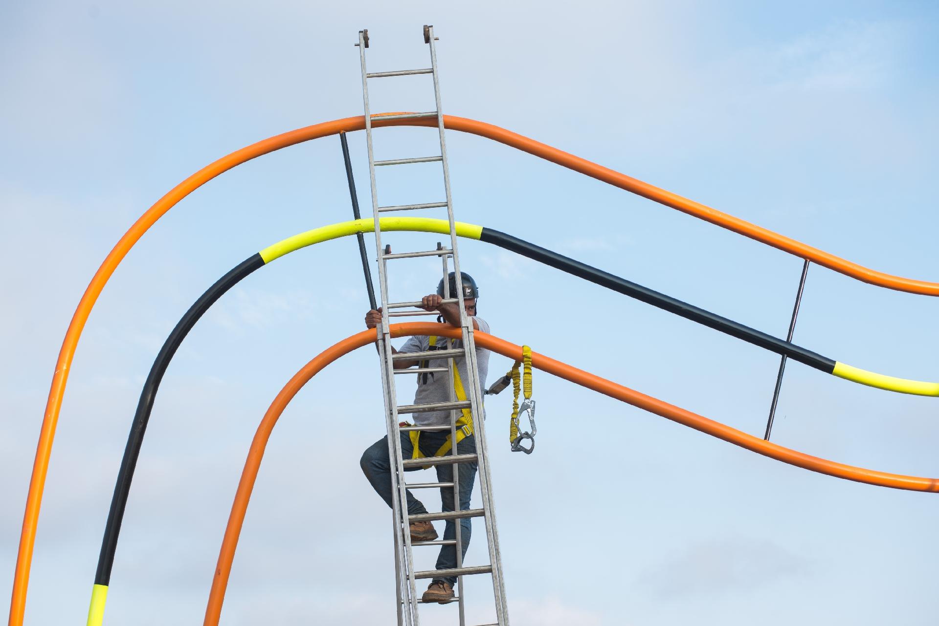 Operário trabalha na montagem da estrutura do Lollapalooza Brasil 2017, que acontece nos dias 25 e 26 de março no Autódromo de Interlagos, em São Paulo - Débora Klempous/UOL