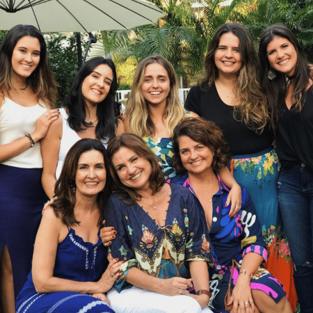 Fátima Bernardes entre filhas e amigas - Reprodução/Instagram/biabonemer