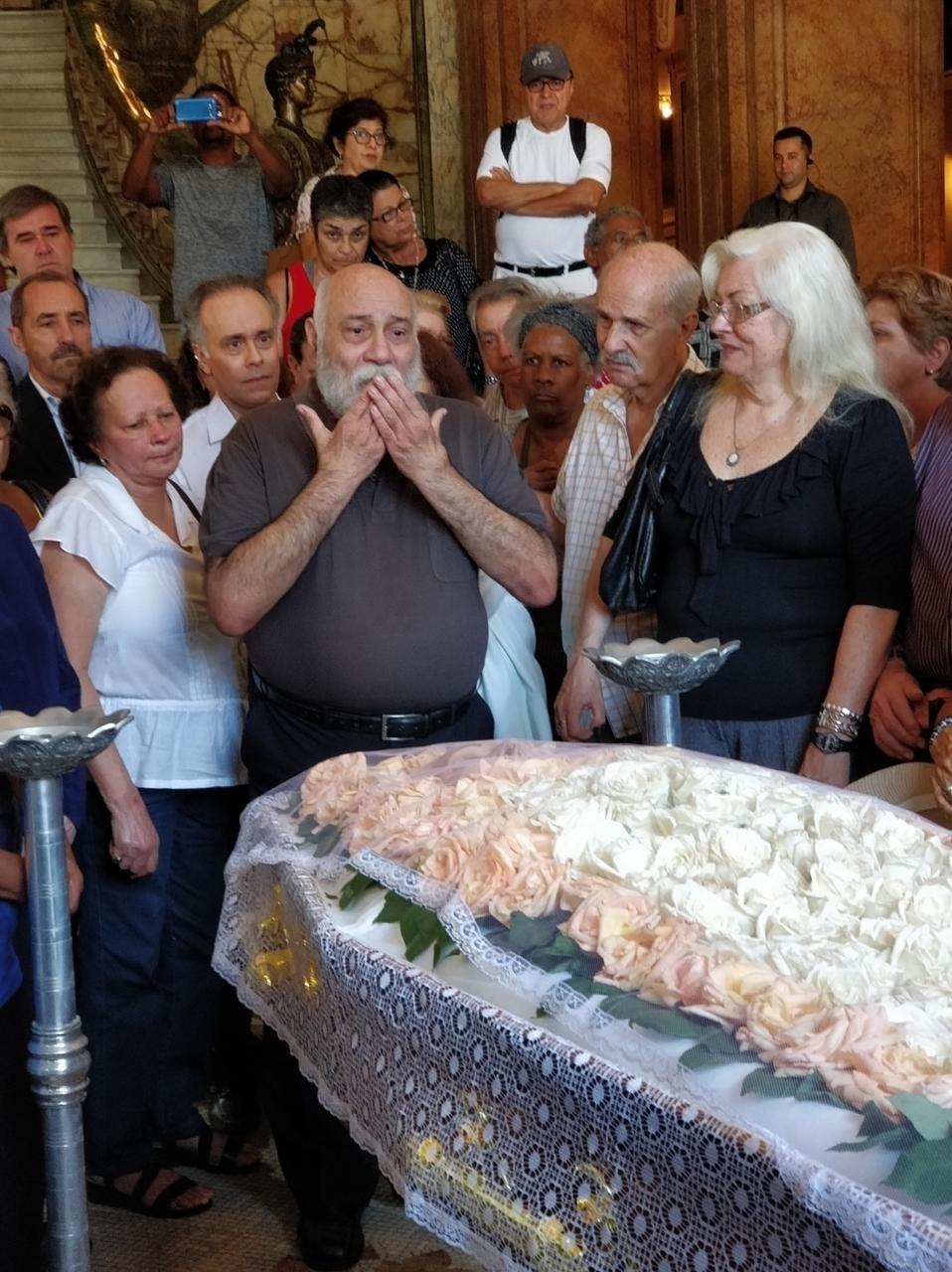 Amigos e familiares dão o último adeus a Eva Todor, que morreu aos 98 anos em casa - Daniel Pinheiro/AgNews