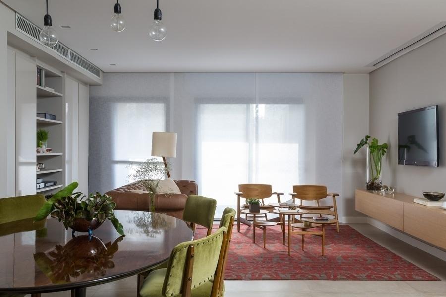 Para conquistar amplitude, Ana Yoshida adotou o mesmo piso de porcelanato que imita cimento (Portobello) em salas e cozinha. Esse revestimento tem outra vantagem, pois é fácil de instalar e de limpar. Tapete vermelho da by Kamy - Evelyn Müller/Divulgação