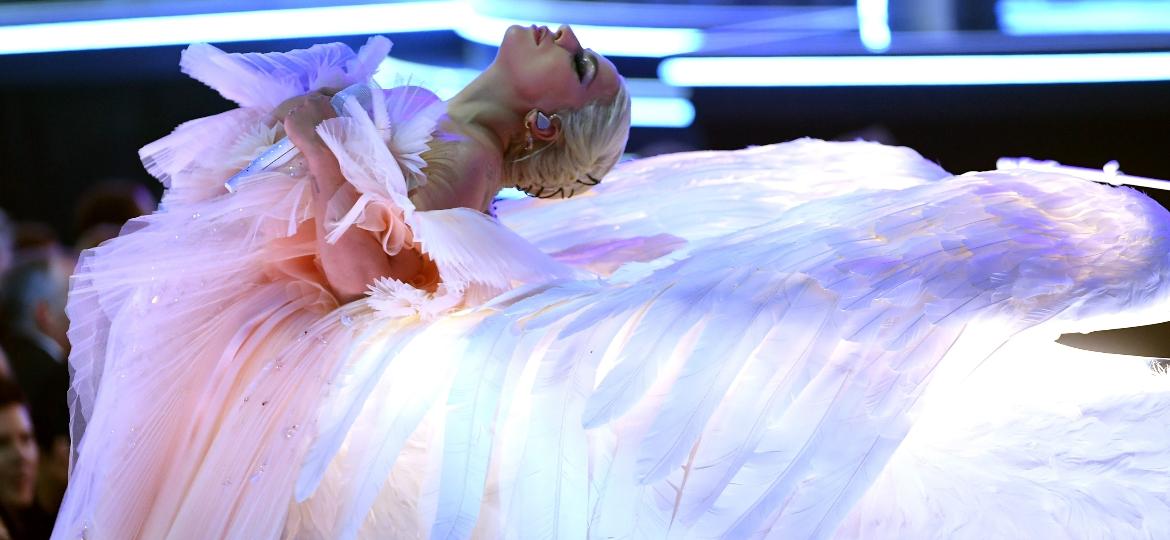 Lady Gaga se apresenta no palco do Grammy 2018 - Getty Images